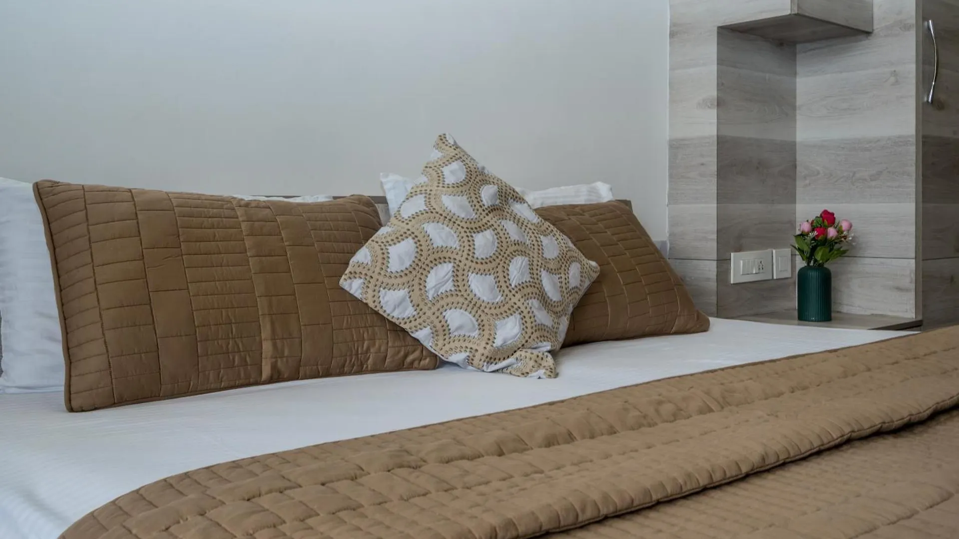 Πανσιόν Stay Studio Hotel & Residences Γκουργκάον